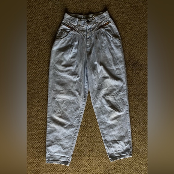 VINTAGE women’s Cherokee light wash, high waisted, pleated jeans - Picture 9 of 14